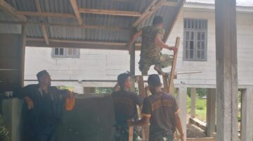 Kompak dan Bersinergi, Satgas TMMD dan Warga Gotong-royong Rehab Masjid dan Tempat Wudhu